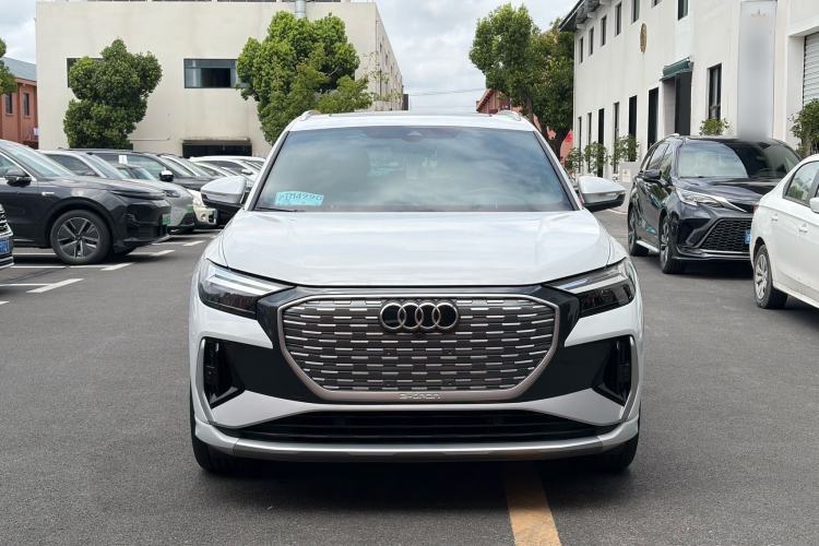 Audi Q4 e-tron 2023 — фото 2