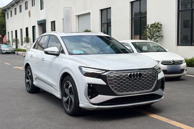 Audi Q4 e-tron 2023 — фото 3