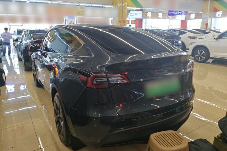 Tesla Model Y 2024 — 4