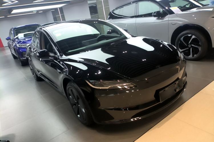 Tesla Model 3 2025 — 3