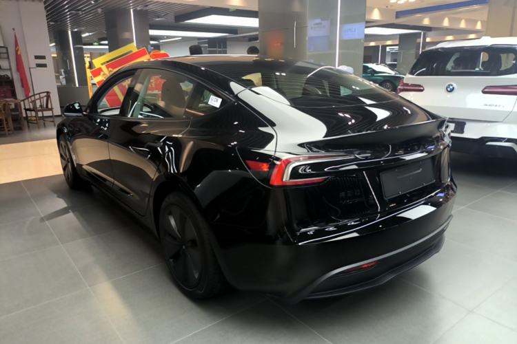 Tesla Model 3 2025 — 4