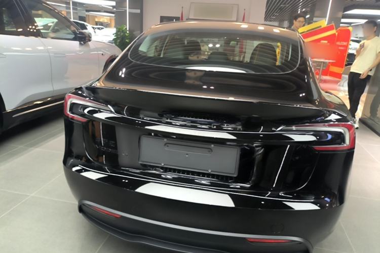Tesla Model 3 2025 — 5