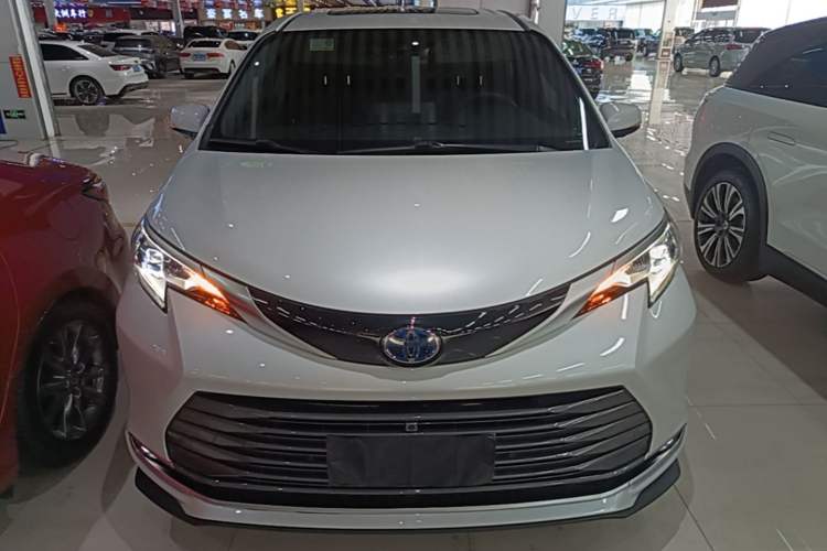 Toyota Sienna 2023 — 2