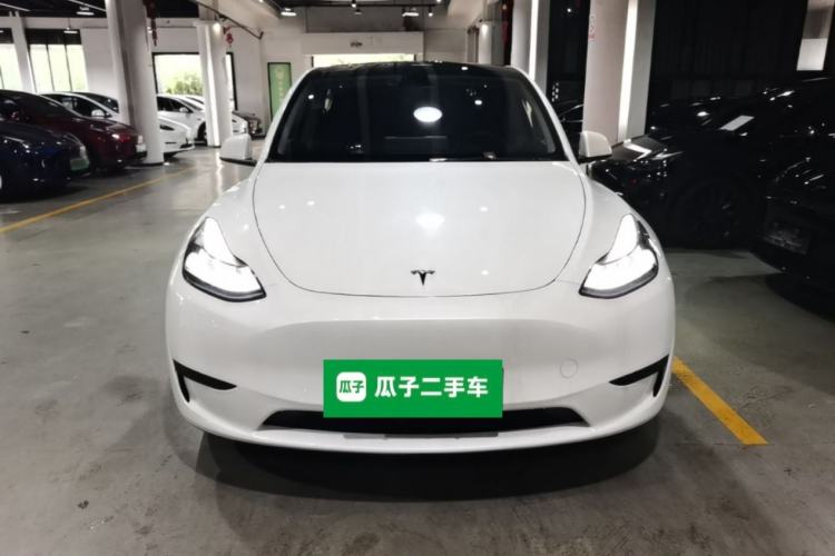Tesla Model Y 2024 — 2