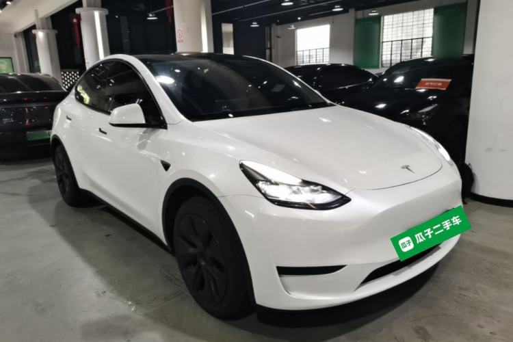 Tesla Model Y 2024 — 3