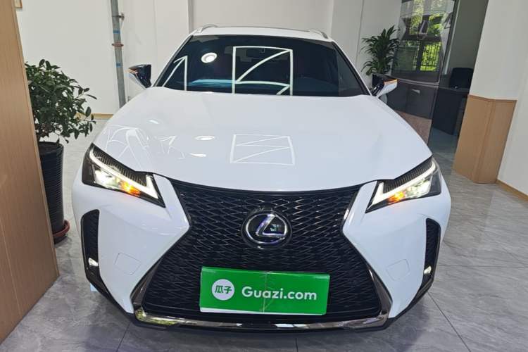 Lexus UX 200 2020 — 2