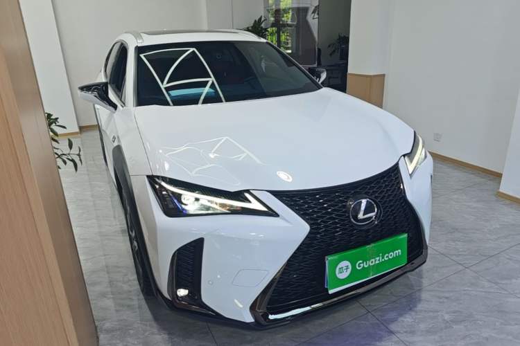Lexus UX 200 2020 — 3