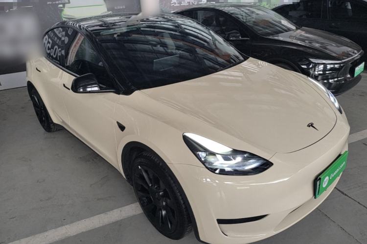 Tesla Model Y 2024 — 3