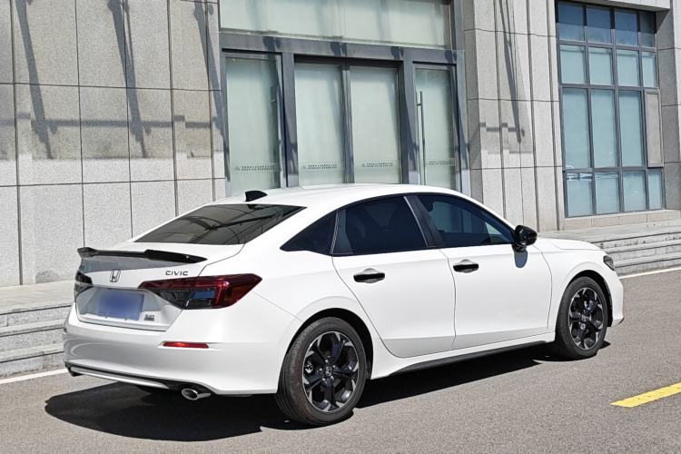 Honda Civic 2025 — 4