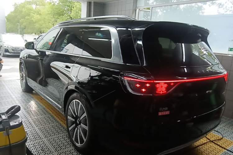 AITO M9 2025 — 4