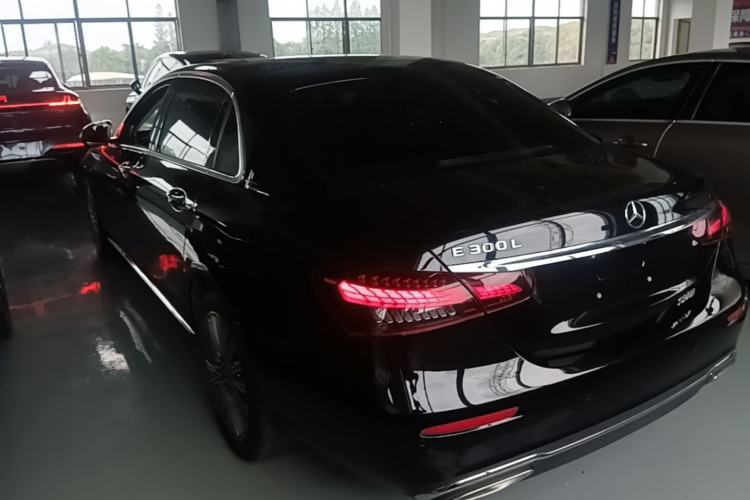 Mercedes-Benz E 300 L 2023 — фото 4