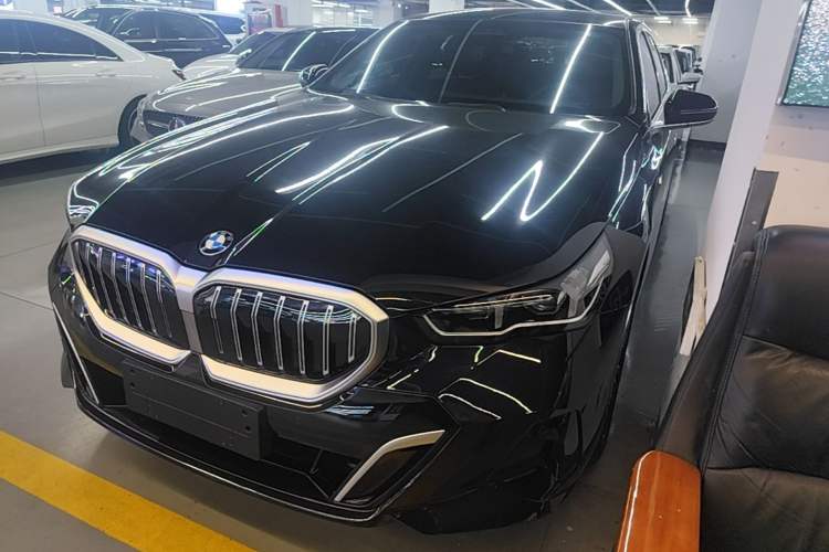 BMW 5 series 2025 — фото 1