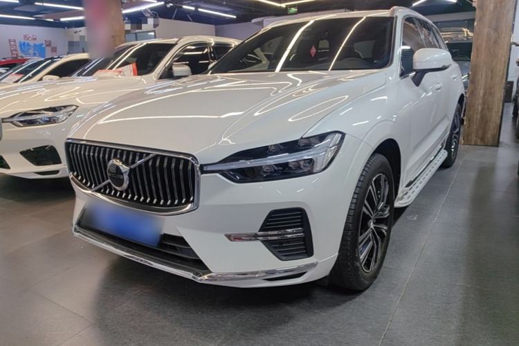 Volvo XC60 2022 — фото 1