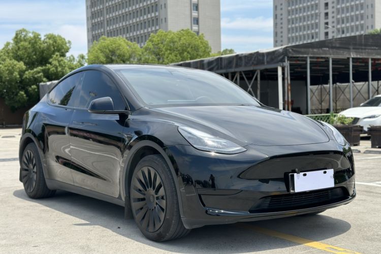 Tesla Model Y 2023 — 3