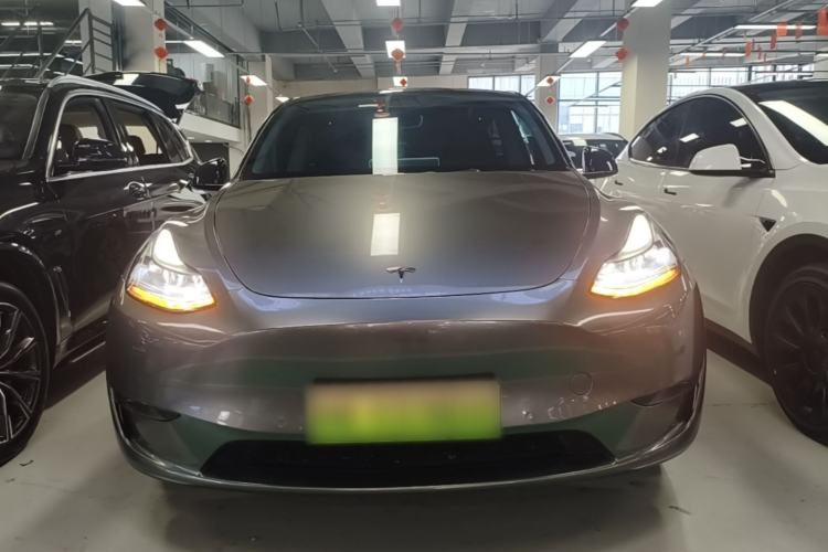 Tesla Model Y 2024 — 2