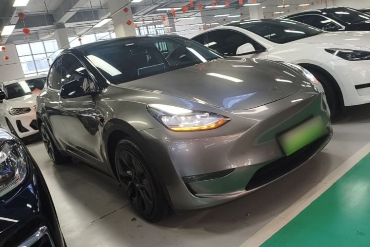 Tesla Model Y 2024 — 3