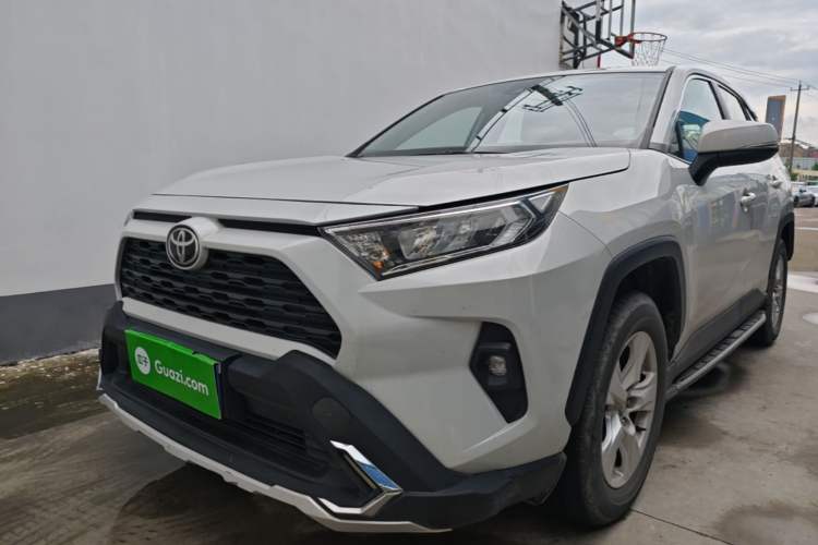 Toyota RAV4 2023 — фото 1