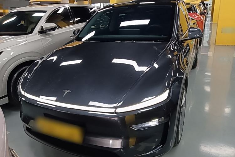 Tesla Model Y 2025 — 2