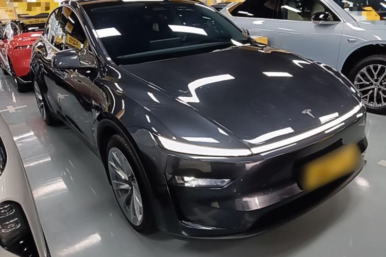Tesla Model Y 2025 — 3