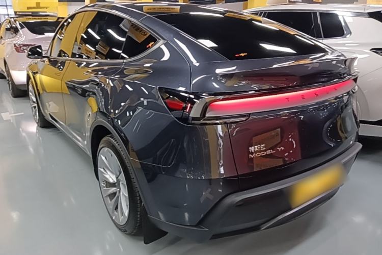 Tesla Model Y 2025 — 4