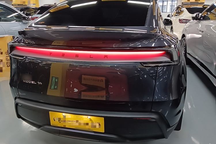 Tesla Model Y 2025 — 5