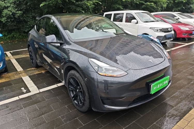 Tesla Model Y 2024 — 3