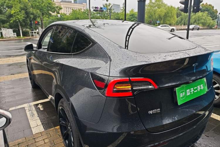 Tesla Model Y 2024 — 4