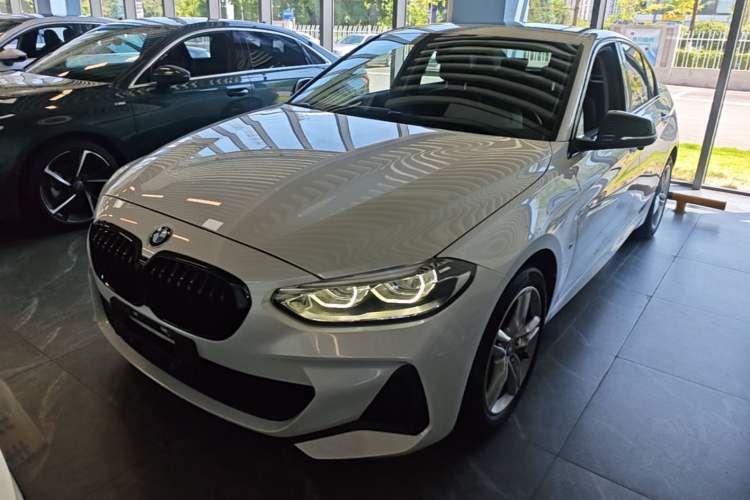 BMW 120i 2021 — фото 1