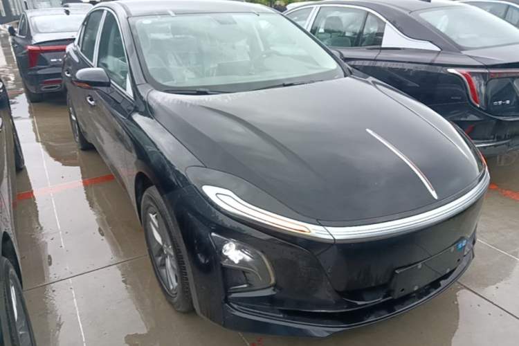 Hongqi E-QM5 2025 — 3