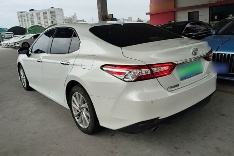 Toyota Camry 2021 — 4