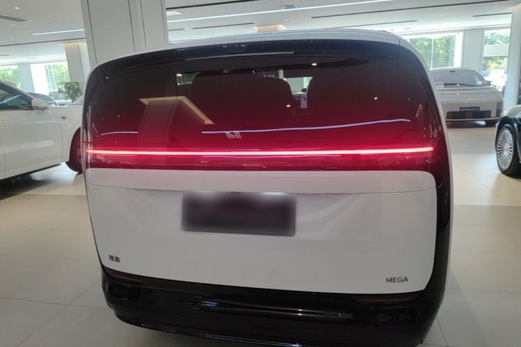 Li Auto MEGA 2025 — 5