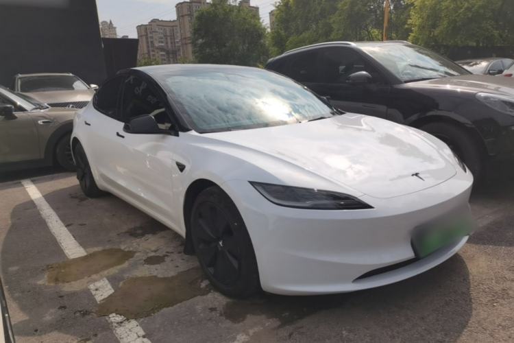 Tesla Model 3 2025 — 3