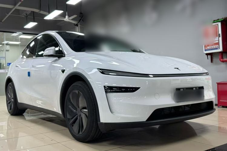 Tesla Model Y 2026 — 3