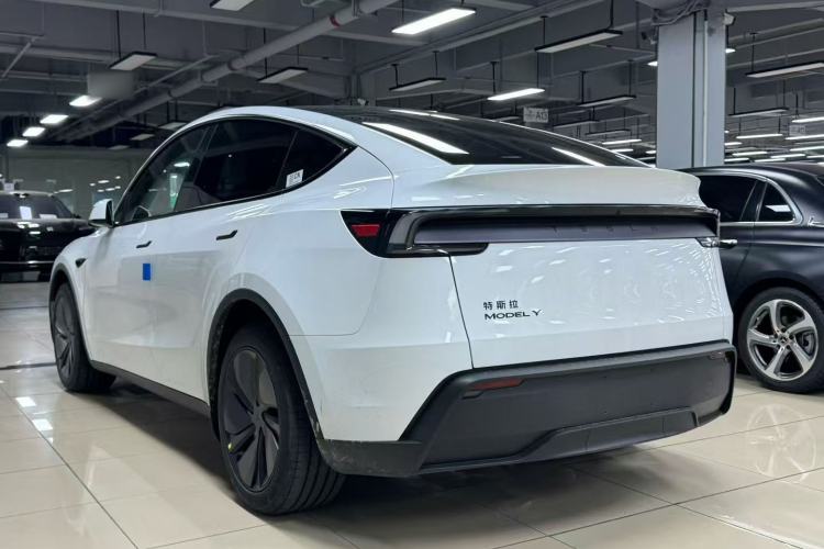 Tesla Model Y 2026 — 4