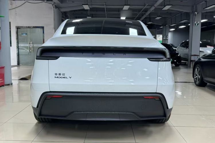 Tesla Model Y 2026 — 5