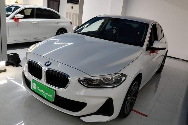 BMW 120i 2021 — фото 1