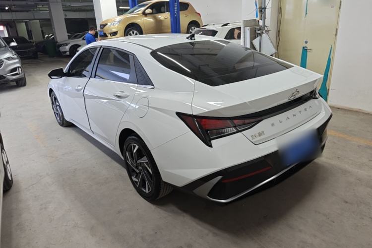 Hyundai Elantra 2023 — 4