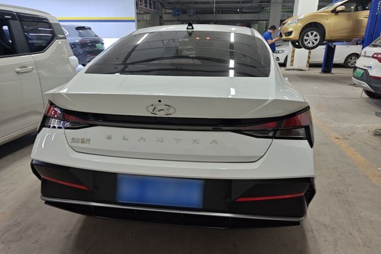 Hyundai Elantra 2023 — 5