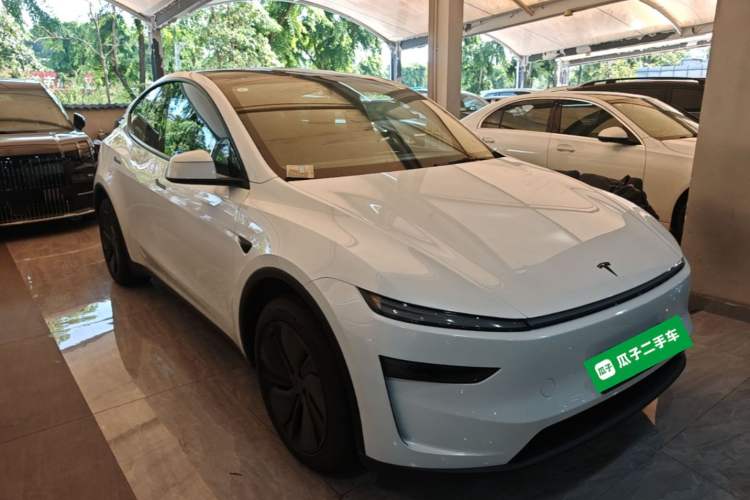 Tesla Model Y 2026 — 3