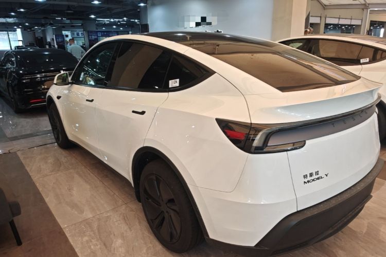 Tesla Model Y 2026 — 4