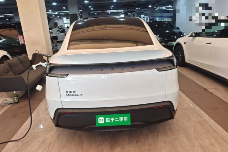 Tesla Model Y 2026 — 5