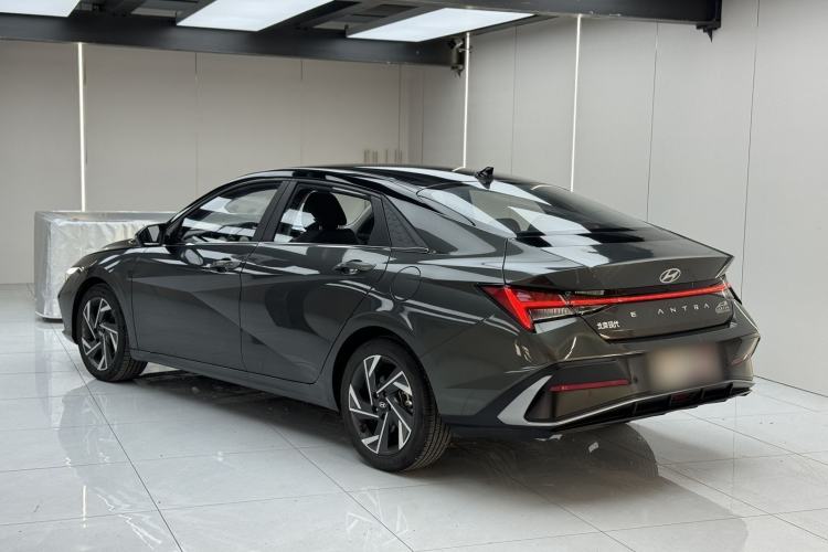 Hyundai Elantra 2023 — 3