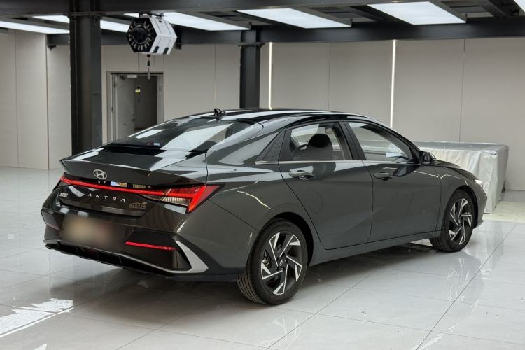 Hyundai Elantra 2023 — 4