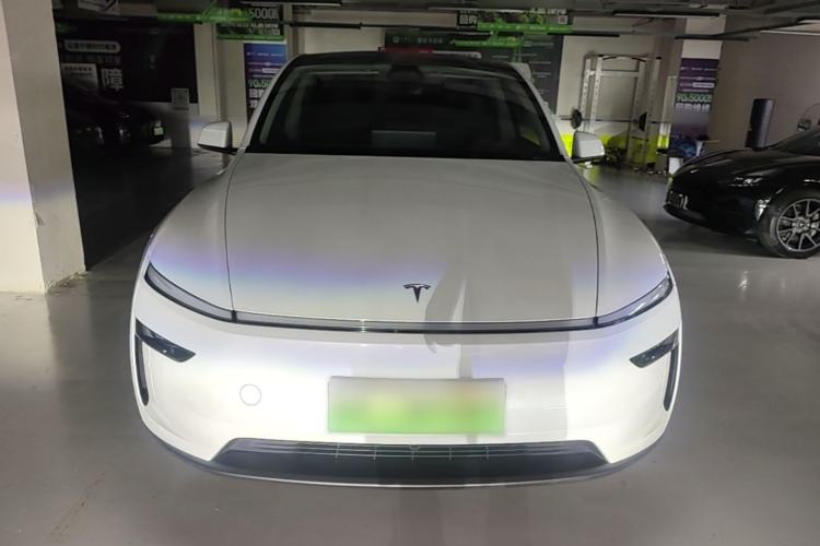 Tesla Model Y 2025 — 2