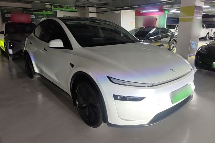 Tesla Model Y 2025 — 3
