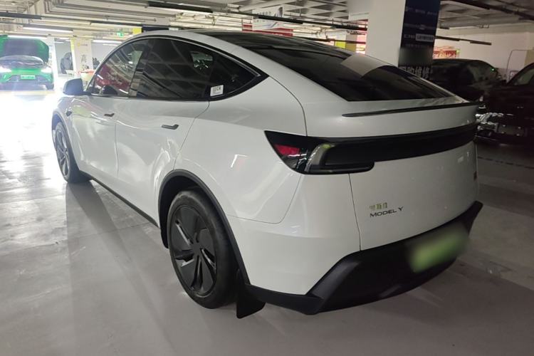 Tesla Model Y 2025 — 4