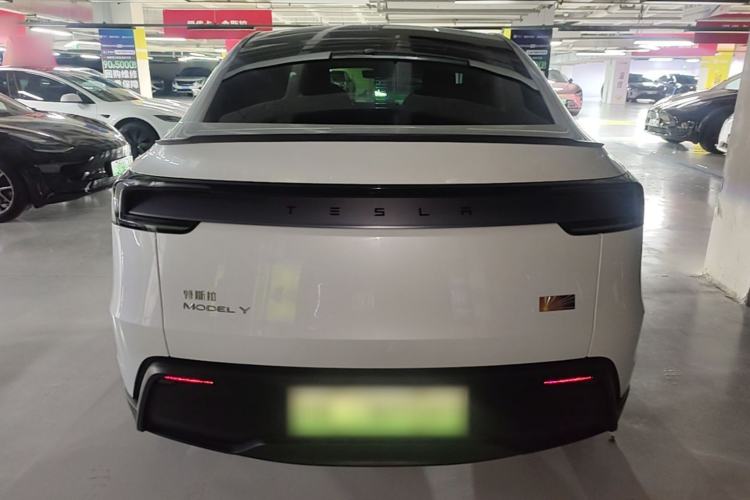 Tesla Model Y 2025 — 5