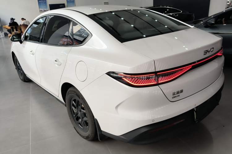 BYD Seal 05 DM-i 2025 — фото 4