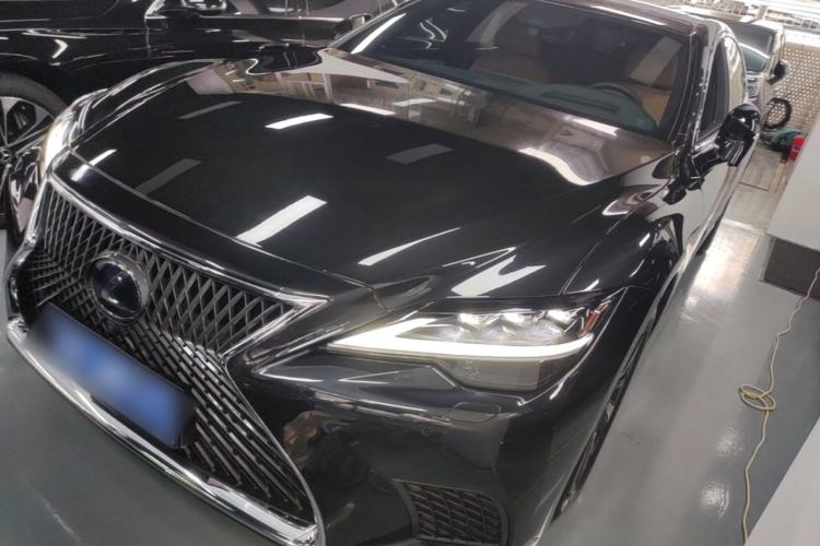 Lexus LS 500h 2021 — фото 1
