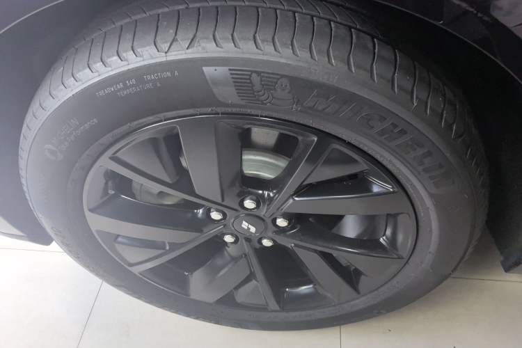 Li Auto L8 2023 — 2